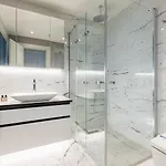 Trendy Cool Bright Parking Poolviews! #254