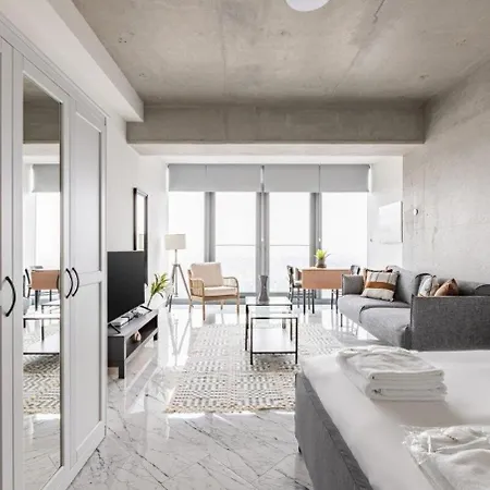 Trendy Cool Bright Parking Poolviews! #254 *